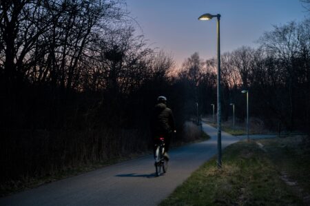 Slukket motorvejsbelysning blev til ny og intelligent stibelysning i Gladsaxe